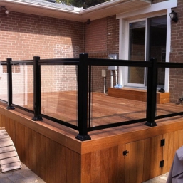 Beautiful and reliable deck railing